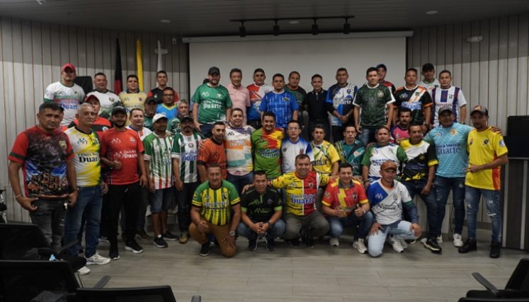 Los representantes de los diferentes municipios lucieron las camisetas de sus equipos.