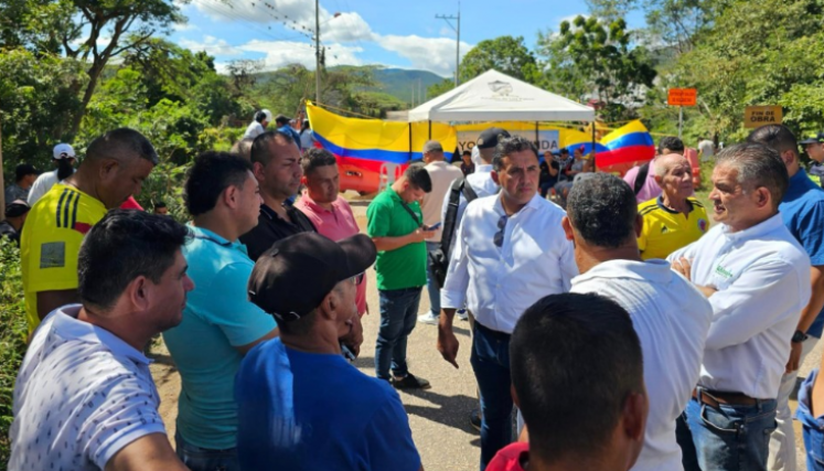 El alcalde de Los Patios, Alexi Valencia, asistió a la  vereda Agualinda para conocer los motivos de la propuesta. 