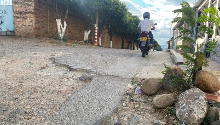 Algunas calles que conectan al barrio, se encuentran deterioradas, dificultando el tránsito./ Foto: Nicolás Mojica
