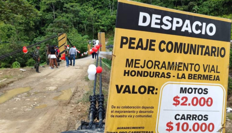 Disidencias cobran peaje por el uso del puente vehicular. 