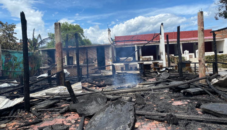 Cenizas y escombros es lo único que quedó después del incendio.