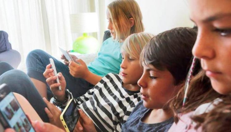 Menores en Colombia pueden pasar hasta 10 horas al día en plataformas digitales