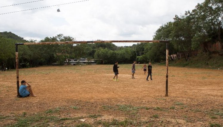En las noches, la cancha de fútbol deja de ser un escenario deportivo y se convierte en foco de inseguridad. 