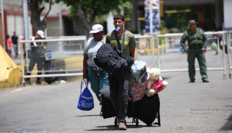 Por razones de seguidad, autoridades venezolanas permitieron paso de algunas personas.