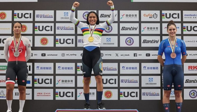 Stefany Cuadrado (centro) campeona de la prueba del Keirin.