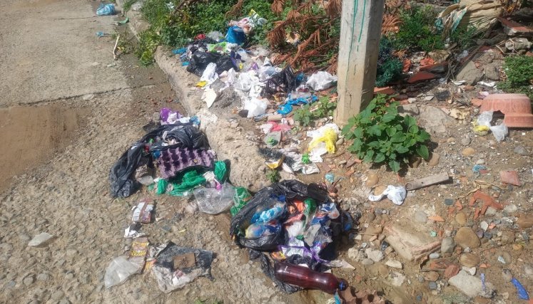 Las basuras tiradas en las calles son frecuentes en María Paz. 