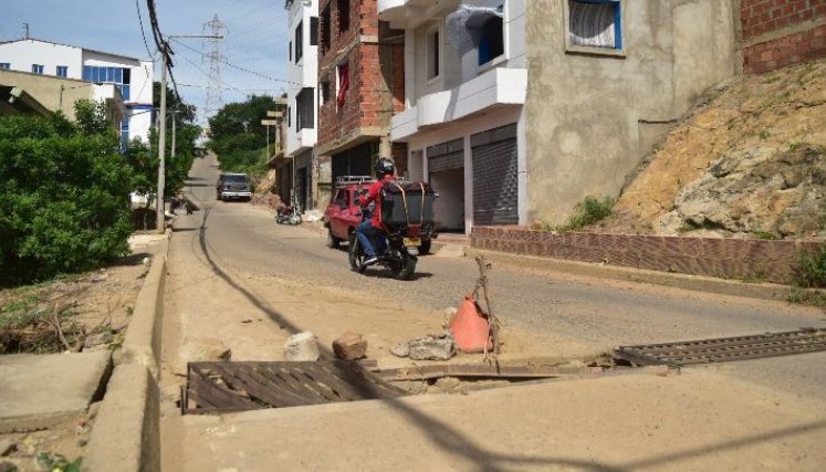 La única calle que tiene el barrio se está empezando a deteriorar.