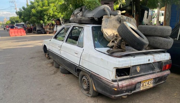 Abundan los desguazaderos de automotores en plena calzada de la avenida sexta/Foto Nicolás Mojica/La Opinión