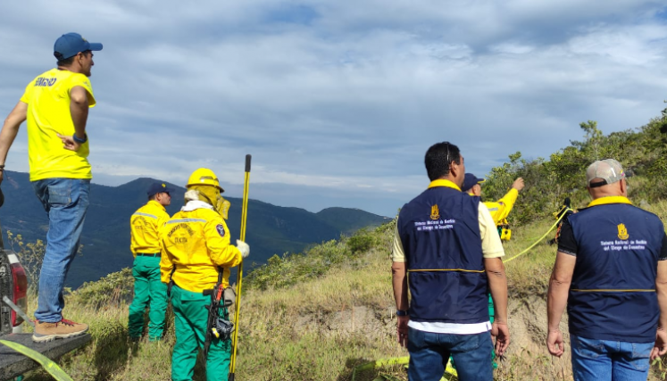 Un grupo de funcionarios de Bomberos y Riesgos se trasladó al lugar para combatir las llamas. 