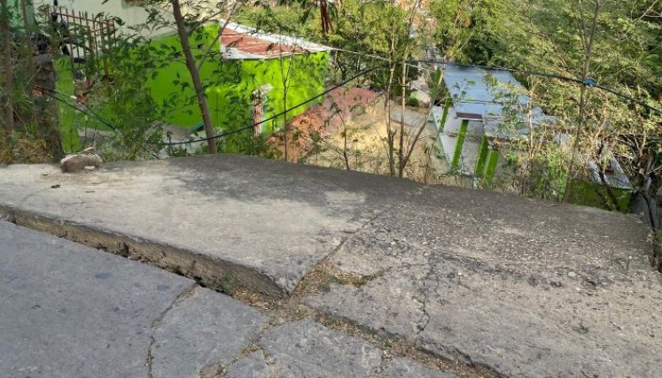 Hay un riesgo latente de que las transversal 17 con calle 2, en la parte alta del barrio, se derrumbe. 