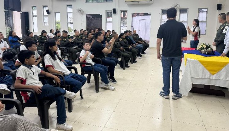 Cada viernes, en los salones de la institución educativa se realizan las clases. 