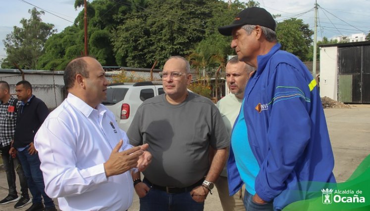 Los funcionarios del Instituto Nacional de Vías hacen el recorrido para la recuperación de espacios peatonales./ Foto: Cortesía