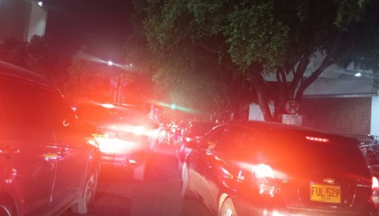 La avenida cero estuvo completamente bloqueada la noche del miércoles./Foto La Opinión