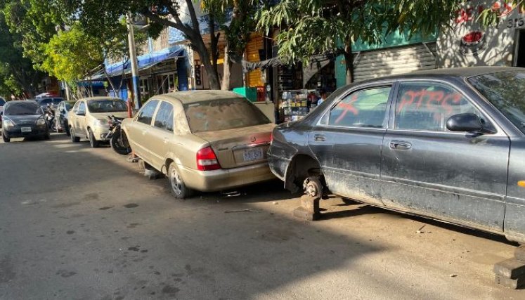 Los desguaces de carros se producen durante el día en plena vía pública/Foto Nicolás Mojica/La opinión