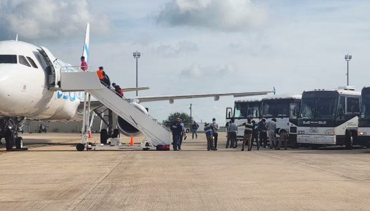 Al menos 130 colombianos fueron deportados este jueves a su país en uno de los 12 vuelos que semanalmente salen del aeropuerto de Harlingen. / Foto Cortesía