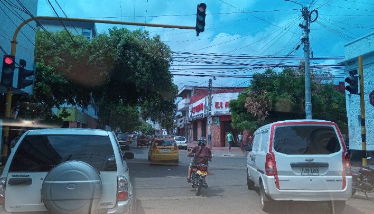 El motociclista poco le importó que la luz del semáforo estuviera en rojo, igual siguió de largo./Foto orlando Carvajal/La Opinión