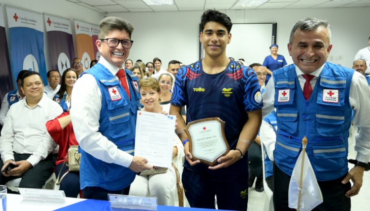 Reconocimiento de la Cruz Roja a Ángel Barajas, medallista olímpico. / Foto Cortesía