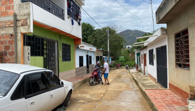 Dos uniformados fueron emboscados en la calle 14 del barrio Llanitos..