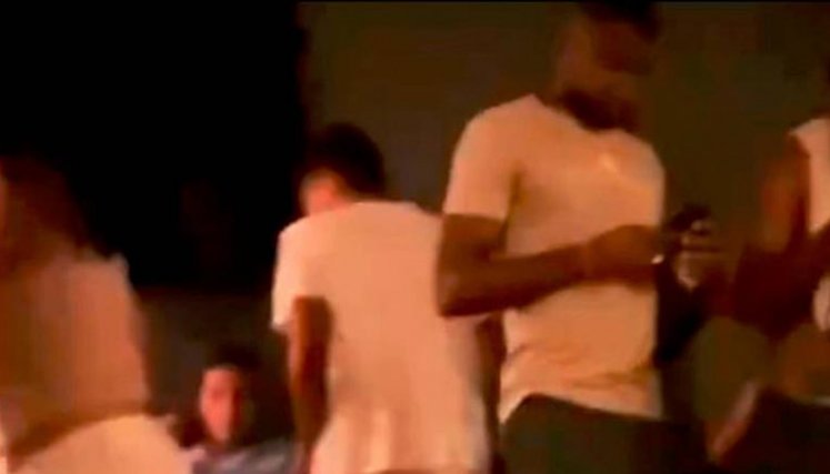 Las imágenes muestran a varios jugadores verdolagas en una fiesta junto con botellas de licor y rodeados de mujeres.