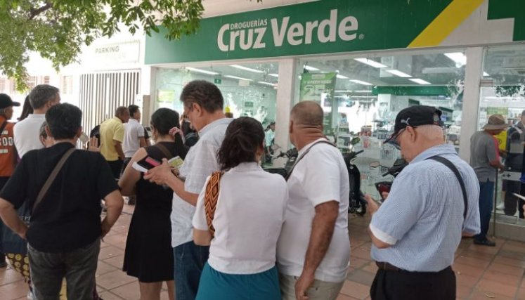Usuarios de Sanitas no entienden por qué se efectuará este cambio, pues aseguran que con Cruz Verde son pocos los inconvenientes que tienen para reclamar medicamentos. 