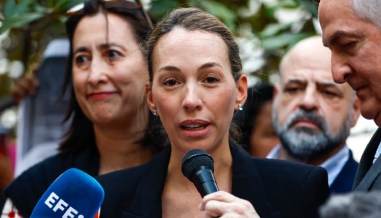 La hija de Edmundo, Carolina González, leyó el mensaje de su padre. / Foto: Redes sociales 