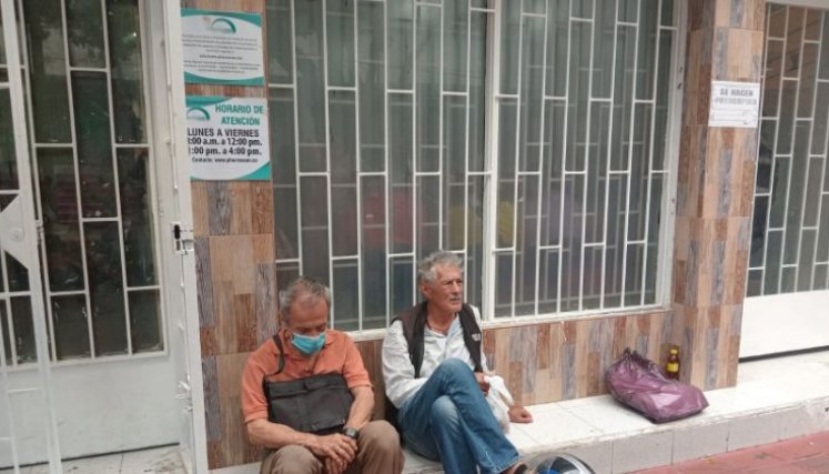 Espera en farmacias. 