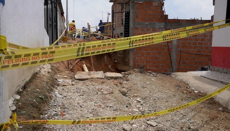 Los escombros acabaron con una humilde vivienda y hay otras casas a punto de colapsar. /Fotos: Cortesía / La Opinión