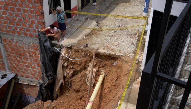 Los escombros acabaron con una humilde vivienda y hay otras casas a punto de colapsar. /Fotos: Cortesía / La Opinión