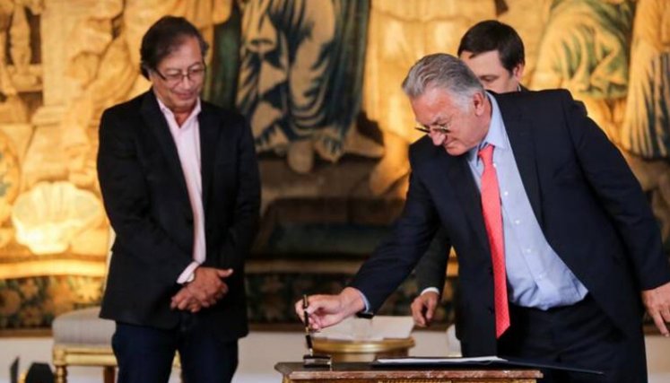 La inesperada renuncia de Dagoberto Quiroga, superintendente de Servicios Públicos, abre una polémica sobre presiones en el sector energético y supuesta intervención indebida.