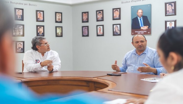 Arnulfo Sánchez (izquierda), director de Ifinorte, y el alcalde de Ocaña, Emiro Cañizares./ Foto: Foto cortesía