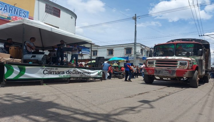 Las autoridades locales reactivan la plaza de mercado mediante actividades culturales./ Foto: Javier Sarabia/La Opinión