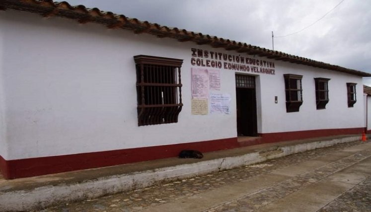 Moradores del corregimiento de Otaré claman la reubicación del colegio Edmundo Velásquez, antes que ocurra una tragedia. /Foto:  cortesía La Opinión.