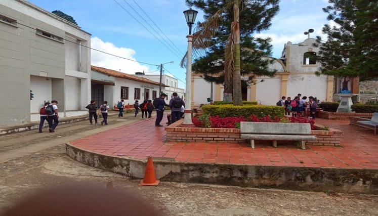 Moradores del corregimiento de Otaré claman la reubicación del colegio Edmundo Velásquez, antes que ocurra una tragedia. /Foto:  cortesía La Opinión.