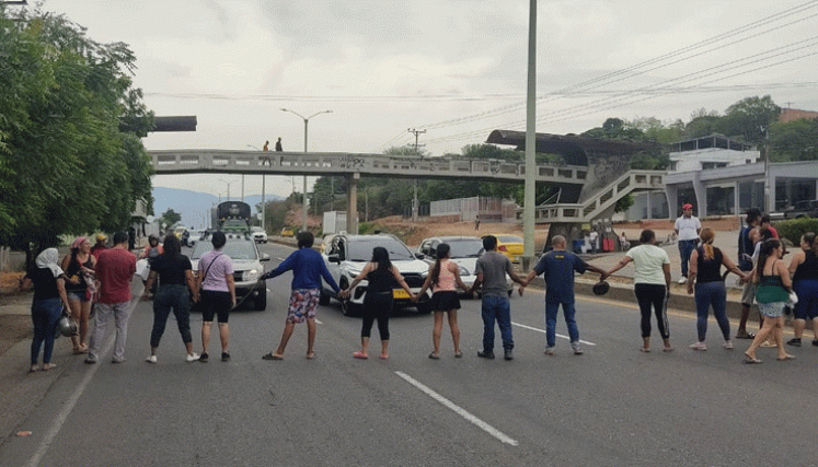 Habitantes bloquean la autopista internacional en Villa del Rosario por falta de agua