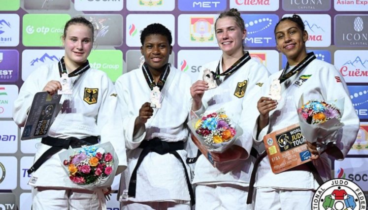 Brenda Olaya (segunda de izquierda a derecha) sorprendió en el Mundial de Tayikisytán.