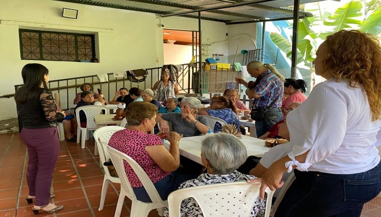 Adultos mayores demuestran que son útiles a la sociedad mediante terapias laborales. / Foto cortesía: La Opinión.