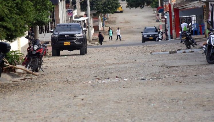 El mal estado de la capa asfáltica es un problema que lleva mucho tiempo en Antonia Santos. / Foto: Carlos Ramírez.