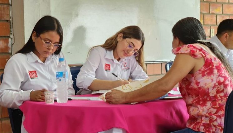 En su formación como estudiantes, los estudiantes de derecho de la UFPS tienen un escenarios para tratar los DDHH, uno de ellos el consultorio jurídico. / Foto: Cortesía.