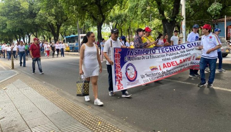 Los docentes iniciaron la marcha en el parque Simón Bolívar y se trasladaron hacia el parque Colón. / Foto: Nicolás Mojica.
