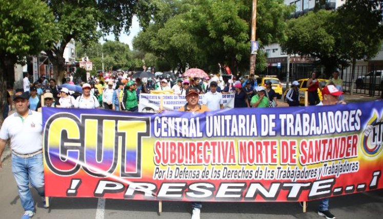 Los manifestantes no solo mostraron su apoyo a las reformas, sino que también expresaron su rechazo a lo que consideran ataques de la oposición y del Consejo Nacional Electoral.  /Fotos: Carlos Ramírez / La Opinión 
