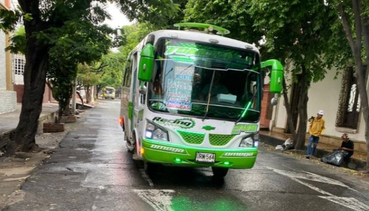 La buseta de Los Pinos tarda mucho tiempo en pasar al barrio. / Foto: Nicolás Mojica.