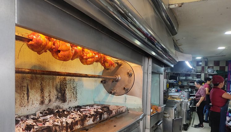 El pollo asado sigue siendo una de las comidas rápidas favoritas de los  colombianos, según Fenavi./ Foto La Opinión