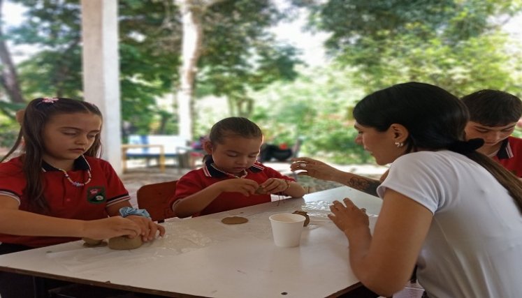 A través de la arcilla los niños campesinos aprenden el proceso evolutivo de las culturas colombianas. / Foto: Cortesía.