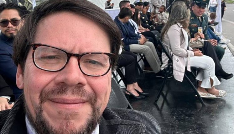 “Ante esta situación reaccioné rápidamente quitándomelo de encima y frente a ello él me tomó de las manos, me bajó de la silla de la barra en la que yo estaba e intentó besarme sin mi consentimiento. Yo lo alejé de mí y le dije que no deseaba ningún tipo de relación que no fuera política y/o profesional y que mi interés no iba más allá de eso, que por favor respetara dicho límite”, narró Vargas.