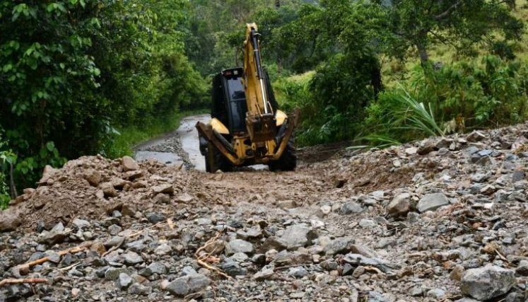 En los últimos días se han presentado deslizamientos de tierra en varias zonas del municipio, provocando derrumbes y dejando incomunicadas algunas vías./Foto: Cortesía/ La Opinión