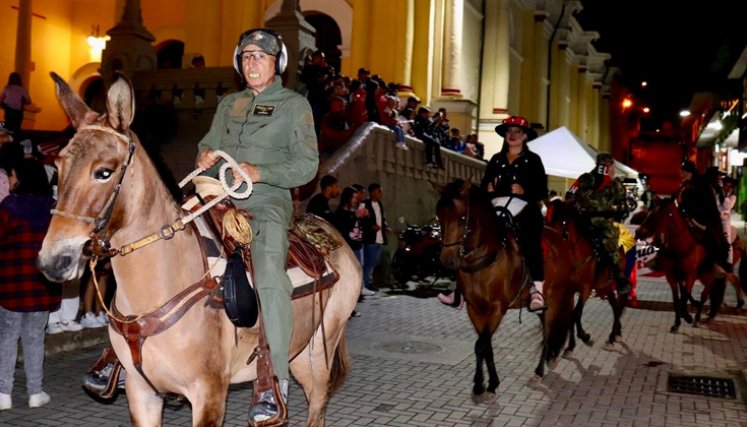 Funcionaria disfrazada de guerillera 