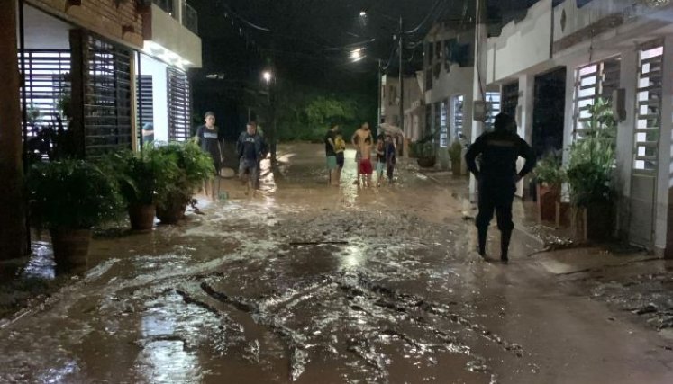 Varios residentes en Los Patios tuvieron que sacar el agua y el barro de las vías en las horas de la noche. / Foto: Cortesía. 