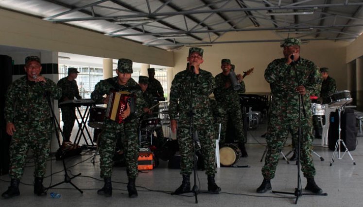 Sin formación académica en música, estos soldados aprendieron a tocar instrumentos y a cantar por pura pasión y esfuerzo propio.