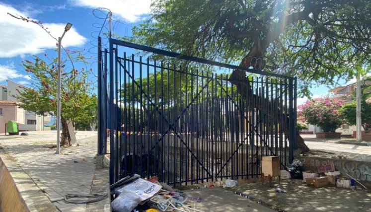 Este año, la administración municipal instaló una reja para mitigar la llegada de las personas en indigencia. / Foto: Nicolás Mojica.