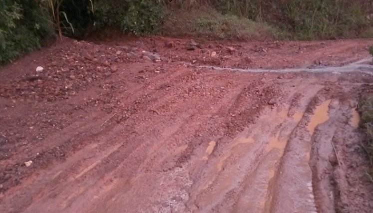 Una emergencia vial se registra en la zona rural del municipio de Hacarí ante los torrenciales aguaceros. 